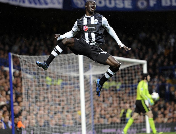 Comemoração Cissé - Newcastle X Chelsea (Foto: Ag. Ap)