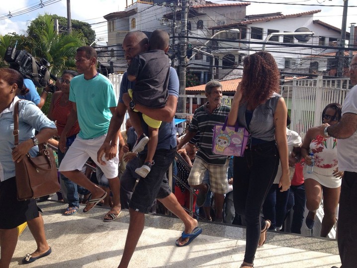 Movimentação de eleitores no Campusa da Ucsal, no bairro da Federação, em Salvador
