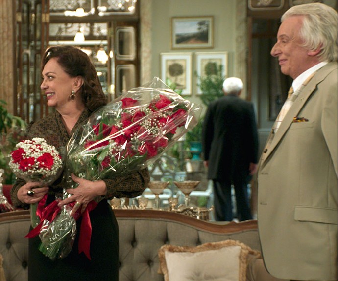 Anastácia recebe visita e flores de Pancrácio e Pandolfo (Foto: TV Globo)
