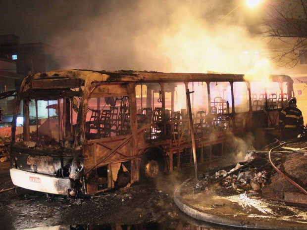 Ônibus foi incendiado na Zona Norte da capital paulista (Foto: Edison Temoteo/Estadão Conteúdo)
