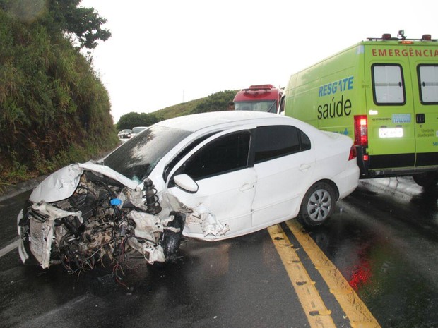 Acidente ocorreu na altura da cidade de Italva (Foto: Divulgação/Gilmar Sana) Acidente ocorreu na altura da cidade de Italva (Foto: Divulgação/Gilmar Sana)