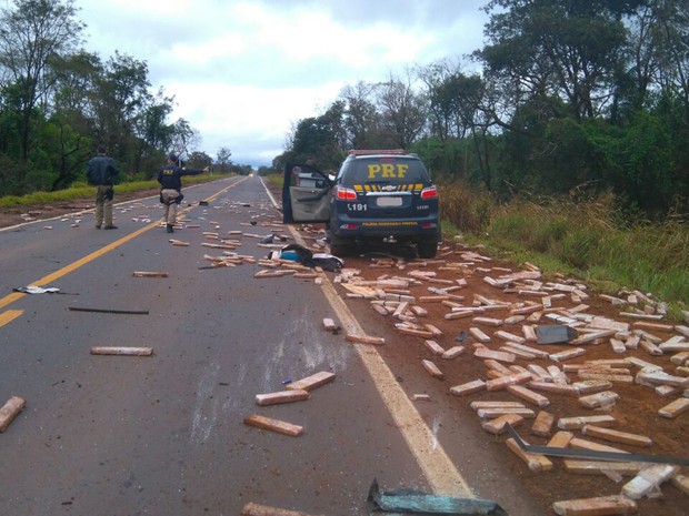Veículo com 800 kg de maconha capota e suspeito é preso em MS (Foto: PRF/Divulgação)
