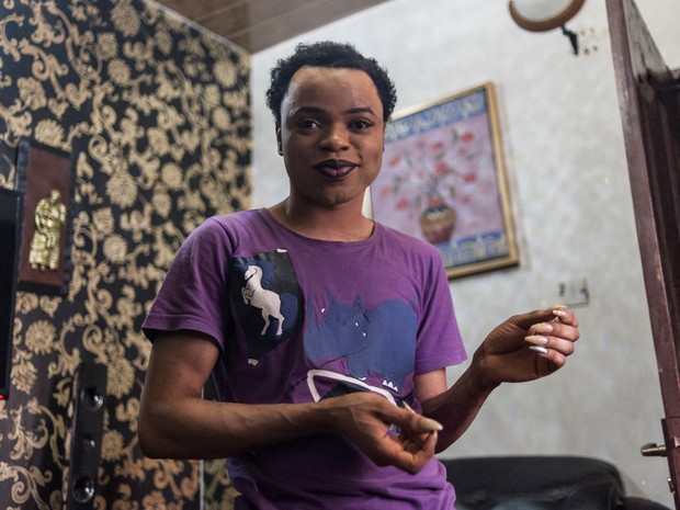 Travesti Bobrisky é conhecido como Barbie africano (Foto: STEFAN HEUNIS / AFP)
