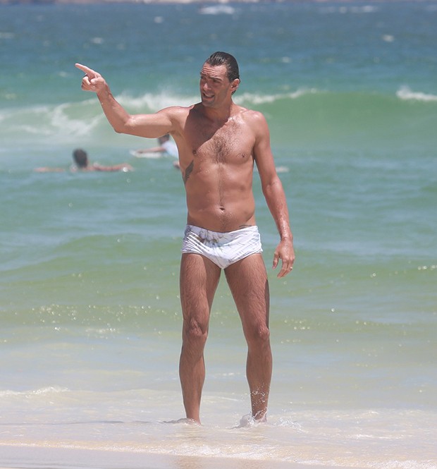 Giba com a mulher, Maria Luiza e o filho, Patrick se divertem na praia da Barra da Tijuca (Foto: Dilson Silva/AgNews) Giba com a mulher, Maria Luiza e o filho, Patrick se divertem na praia da Barra da Tijuca (Foto: Dilson Silva/AgNews)