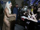 Com vestido transparente, Lady Gaga é recebida com festa em Dubai