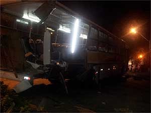 Ônibus danificado após acidente em Valinhos (SP) (Foto: Lana Torres/G1Campinas)