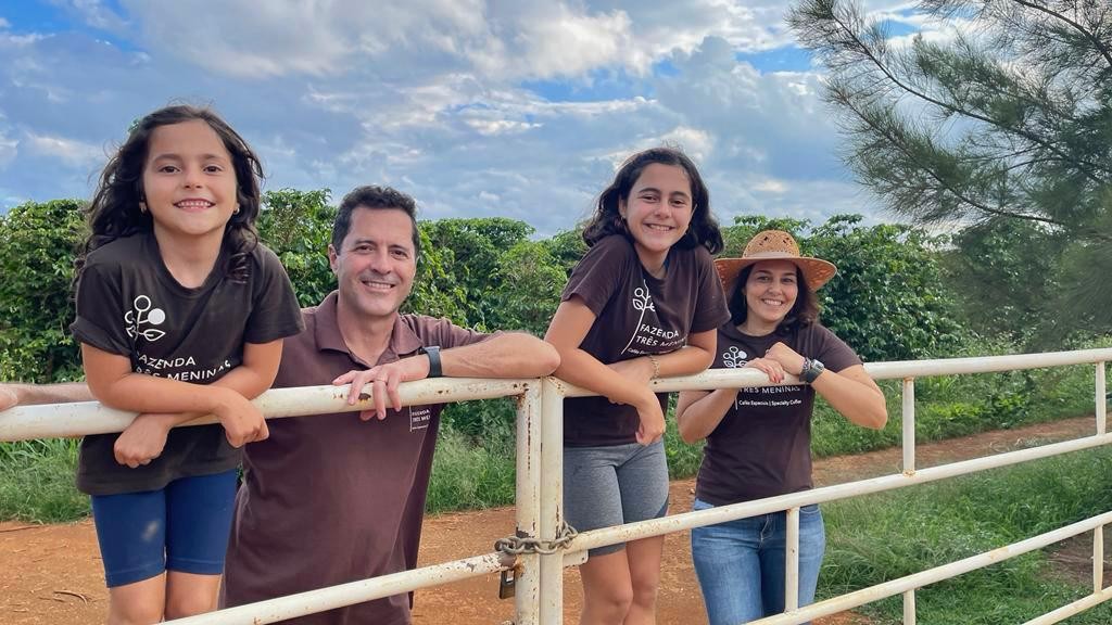 Urtado e a "três meninas" que dão nome à fazenda de café especial orgânico (Foto: Divulgação/Fazenda Três Meninas)