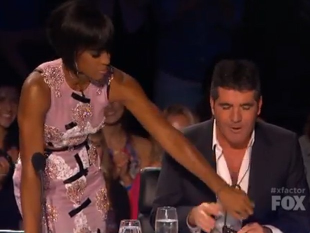 Kelly Rowland e Simon Cowell no &#39;The X Factor&#39; (Foto: Youtube/ Reprodução)