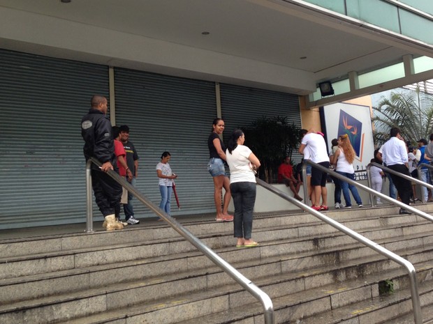 O Shopping Campo Limpo, na Zona Sul de São Paulo, fechou as portas na tarde desta quinta-feira (16) antes do "rolezão popular", como foi chamado o protesto programado por movimentos sociais. (Foto: Marcelo Mora/G1)