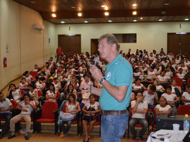 Pesquisador falou para estudantes e professores de Cruzeiro do Sul (Foto: Genival Moura/G1)