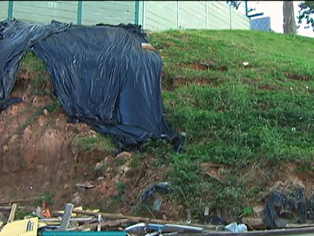 Muro caiu em março  (Foto: Reprodução /TV Globo)