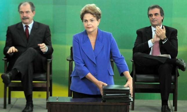Dilma Rousseff, Aloizio Mercadante e José Eduardo Cardozo  (Foto: Isaac Amorim / AG)