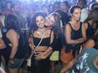 Isis Valverde curte baile funk com a mãe no Rio 
