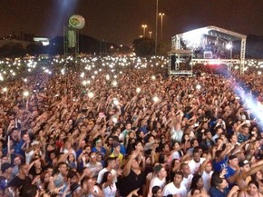 Público canta no show do rapper Pregador Luo (Foto: Carolina Dantas/G1) Público canta no show do rapper Pregador Luo (Foto: Carolina Dantas/G1)