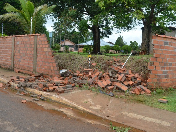 Parte de muro foi destruída após batida de carro (Foto: Magda Oliveira/G1)