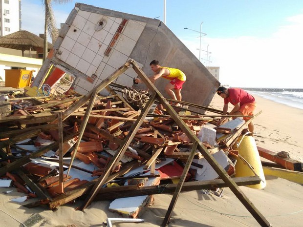 Em Barra Velha, ressaca destruiu posto de guarda vidas  (Foto: Bombeiros Voluntários de Barra Velha/Divulgação)