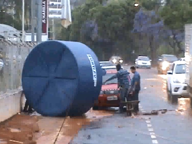 Caixa d'água saiu rolando com a força da enxurrada (Foto: TEM Você) Caixa d'água saiu rolando com a força da enxurrada (Foto: TEM Você)