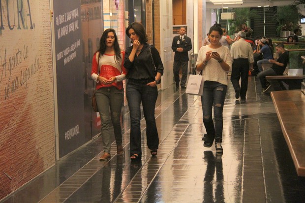 Willian Bonner e Fátima Bernardes com as filha em shopping na Zona Sul do Rio (Foto: Daniel Delmiro/AgNews)