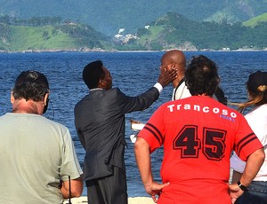 Pelé Anderson Silva tapa comercial praia (Foto: Ivan Raupp)