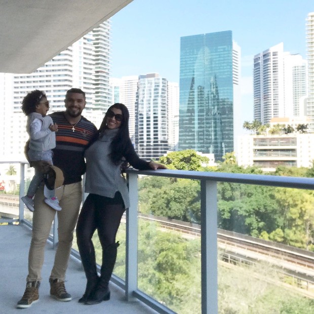 Naldo, Maria Victória e Ellen Cardoso em seu apartamento de Miami (Foto: Arquivo pessoal)