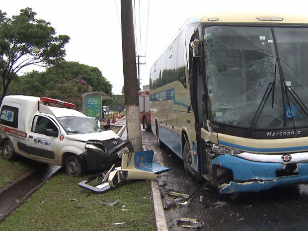Ambulância acidente  (Foto: Imagens/TV Bahia)