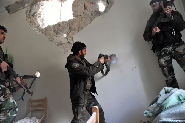 CIA estaria fornecendo apoio de inteligência aos rebelde sírios (Foto: Bulent Kilic/AFP)