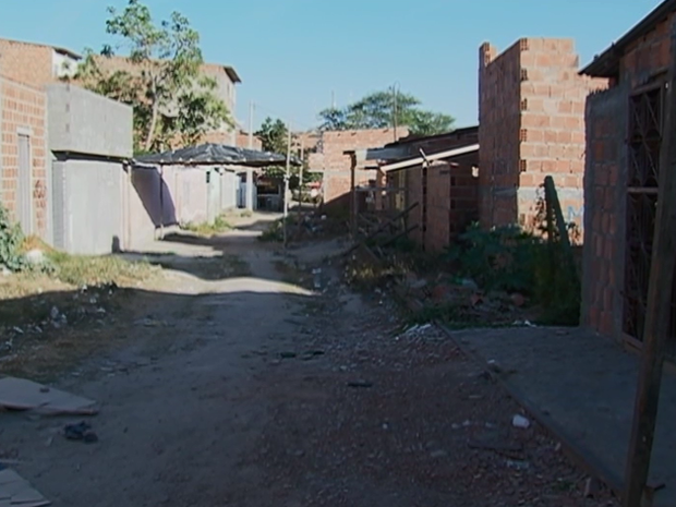 Casas sobre linhas férreas no Bairro João Mota, em Caruaru, Pernambuco (Foto: Reprodução/ TV Asa Branca)