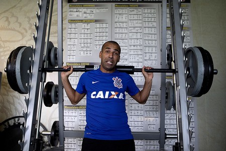Na mira do Botafogo, Emerson Sheik treina e brinca com colegas do Timão.
