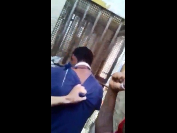 Presos ameaçam perfurar pescoço de refém, em Ariquemes (Foto: Reprodução)