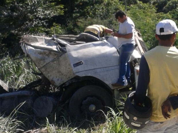 Motorista teve apenas ferimentos leves (Foto: Divulgação)