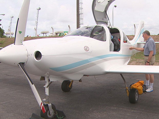 Piloto americano construiu avião para quebrar recorde de viagem polo a polo (Foto: Reprodução / TV Globo)