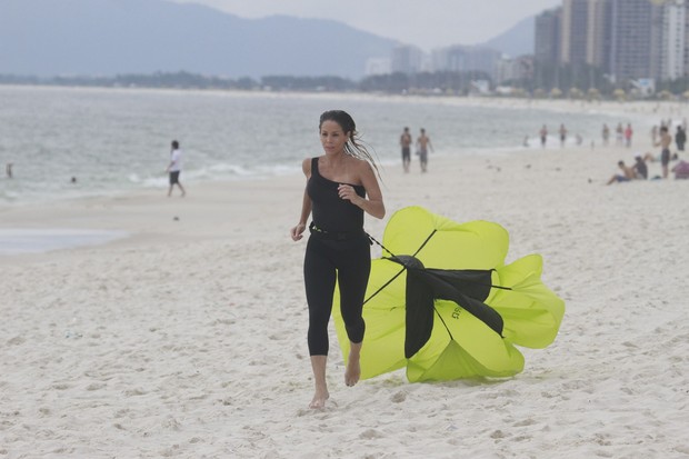 Danielle Winits se exercita na praia (Foto: Dilson Silva / AgNews)