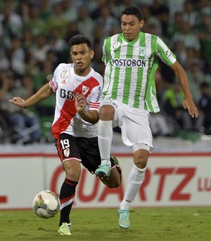 Daniel Bocanegra e Teofilo Gutierrez Nacional x River Plate (Foto: AFP) Daniel Bocanegra e Teofilo Gutierrez Nacional x River Plate (Foto: AFP)