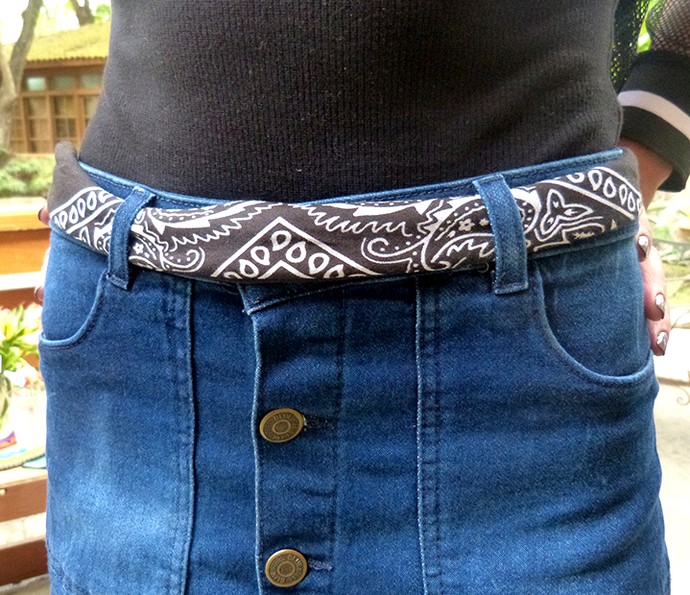 Blusa lisa preta e saia jeans: aposte na bandana para deixar o look diferente (Foto: Raquel Gonzalez / Gshow) Blusa lisa preta e saia jeans: aposte na bandana para deixar o look diferente (Foto: Raquel Gonzalez / Gshow)
