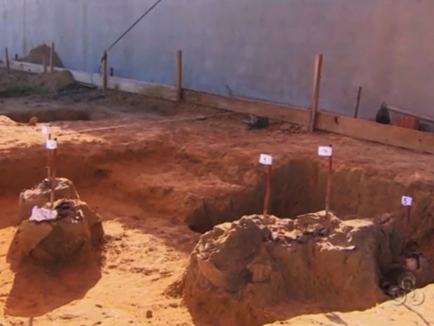 Urnas funerárias foram achadas por operários de obra de conjunto residencial em Macapá  (Foto: Reprodução/TV Amapá)