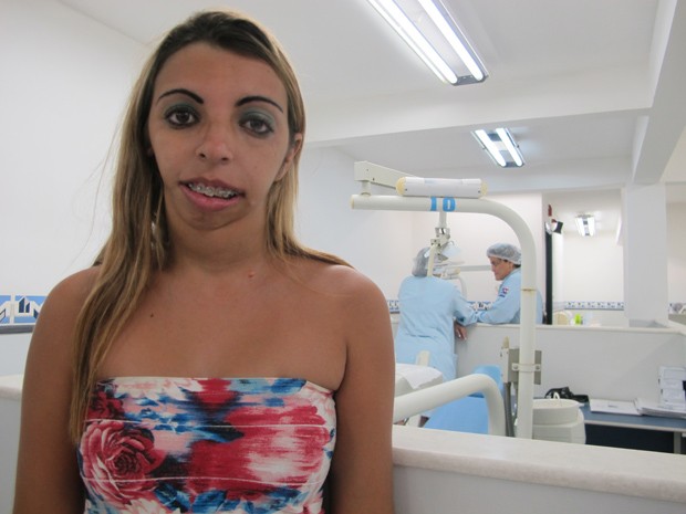 Luciene Anselmo de Faria tem problemas na mandíbula e na orelha (Foto: Mariane Rossi/G1)