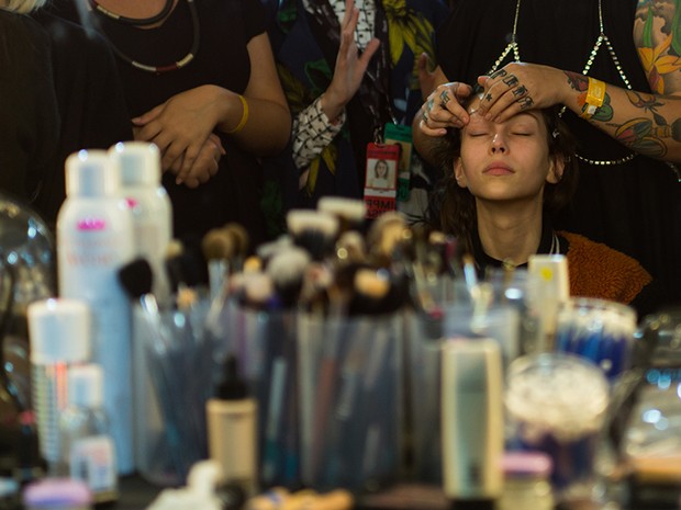 Backstage do desfile da A.Brand no SPFW: modelo recebe massagem no rosto com óleo de coco antes de ser maquiada (Foto: André Bittencourt)
