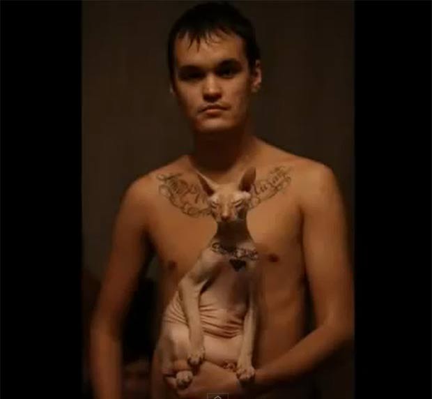 Em fevereiro, o tatuador russo Timur provocou polêmica após publicar na internet um vídeo em que ele aparece fazendo uma tatuagem em seu gato de estimação. Aparentemente, Timur queria que seu gato chamado "Coco" tivesse uma tatuagem semelhante à que ele tem no peito. (Foto: Reprodução)