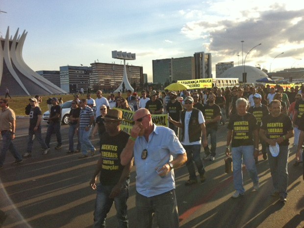 Grupo marcha na direção Congresso Nacional em ato por valorização das carreiras de seguranaça pública (Foto: Luiza Facchina/G1)
