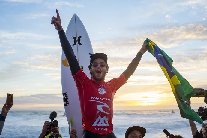 Filipinho comemora a vitória sobre Ítalo Ferreira na etapa portuguesa do Circuito Mundial de Surfe (Foto: Wsl/Kirstin Scholtz)