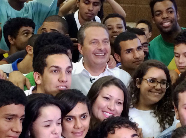 Eduardo Campos busca fortalecer apoio com jovens estudantes no Rio (Foto: Daniel Silveira / G1)