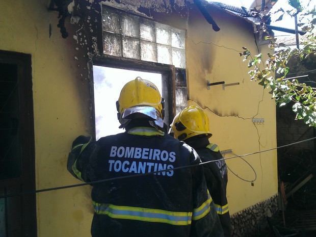 Bombeiros tentam conter fogo que destruiu parte de uma casa em Palmas (Foto: Bernardo Gravito/G1)