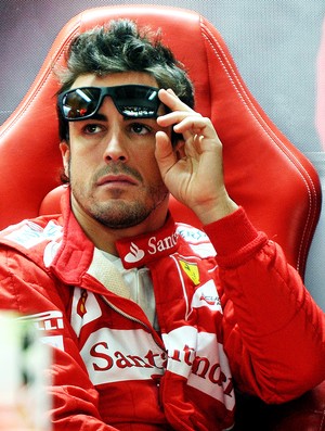 Alonso nos boxes do GP do Brasil (Foto: AFP)