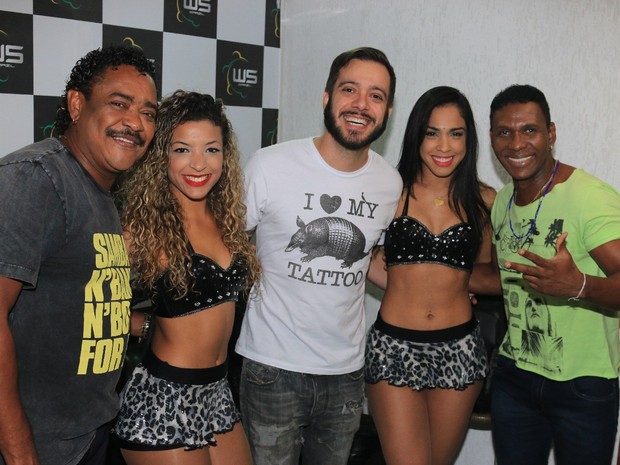 Ex-BBB Max Porto com integrantes do É o Tchan em bastidores de show em Curitiba (Foto: Fred Pontes/ Divulgação)