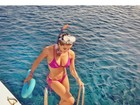 Karina Bacchi sensualiza de biquíni durante viagem à Grécia