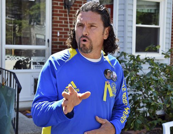 Carlos Arredondo sai de delegacia depois de prestar depoimento ao FBI nesta quinta (18) (Foto: AP)