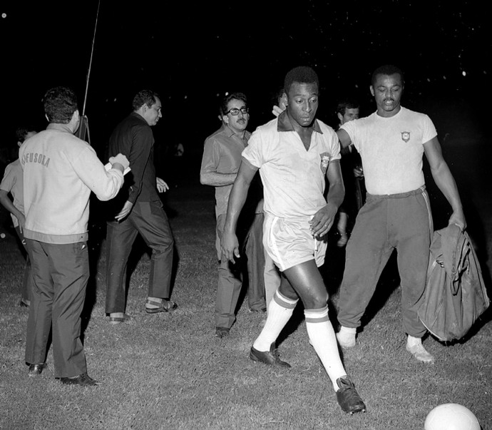 Pelé deu o ponta-pé inicial do estádio Batistão (Foto: Arquivo/Lineu)