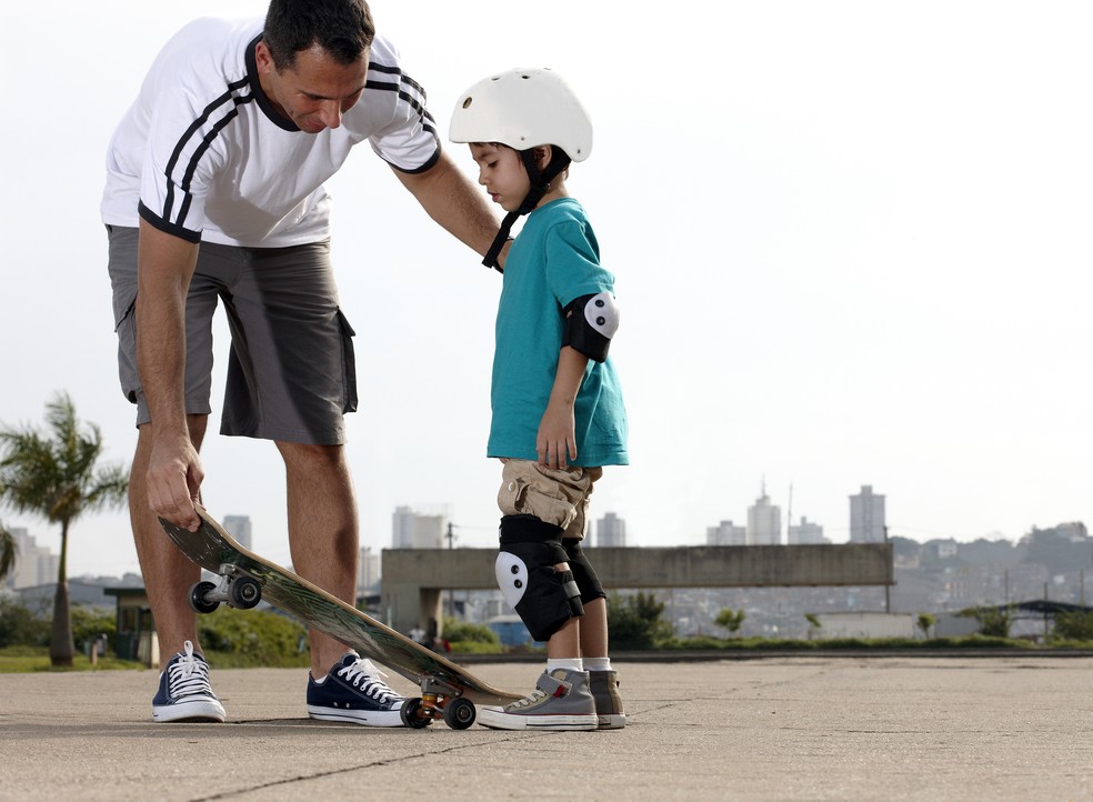 Pais devem incentivar o hábito saudável de praticar esporte e com toda segurança (Foto: Getty Images)