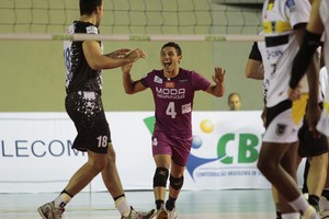 Único maringaense do time, Rogerinho se classificou pela primeira vez ao playoff da Superliga (Foto: Ivan Amorim/Moda Maringá)