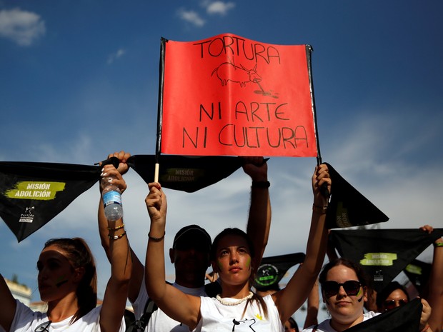 Manifestante segura cartaz com os dizeres 'tortura, nem arte, nem cultura', em manifestação na Espanha (Foto: REUTERS/Susana Vera)